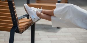 Pourquoi les baskets de ville sont devenues les indispensables du dressing féminin